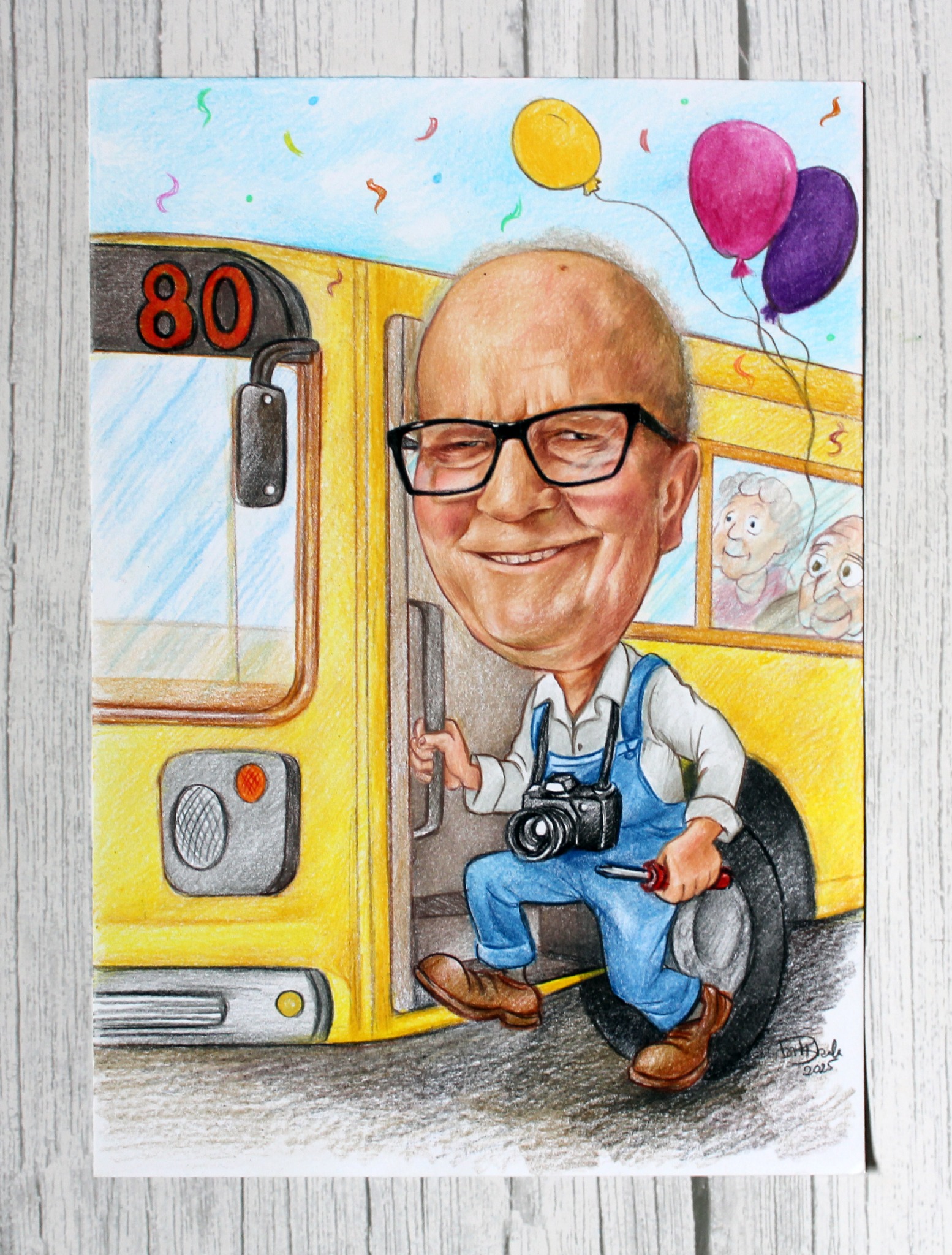 Ręcznie rysowany portret karykaturalny mężczyzny w okularach, z aparatem i śrubokrętem, wychodzącego z żółtego autobusu z balonami. Uroczystość 80 urodzin.