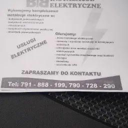 Ulotka reklamowa firmy oferującej kompleksowe usługi elektryczne w budynkach różnego typu, w tym montaż systemów monitoringu i kontroli dostępu, domofonów oraz oświetlenia LED, z podanym numerem...