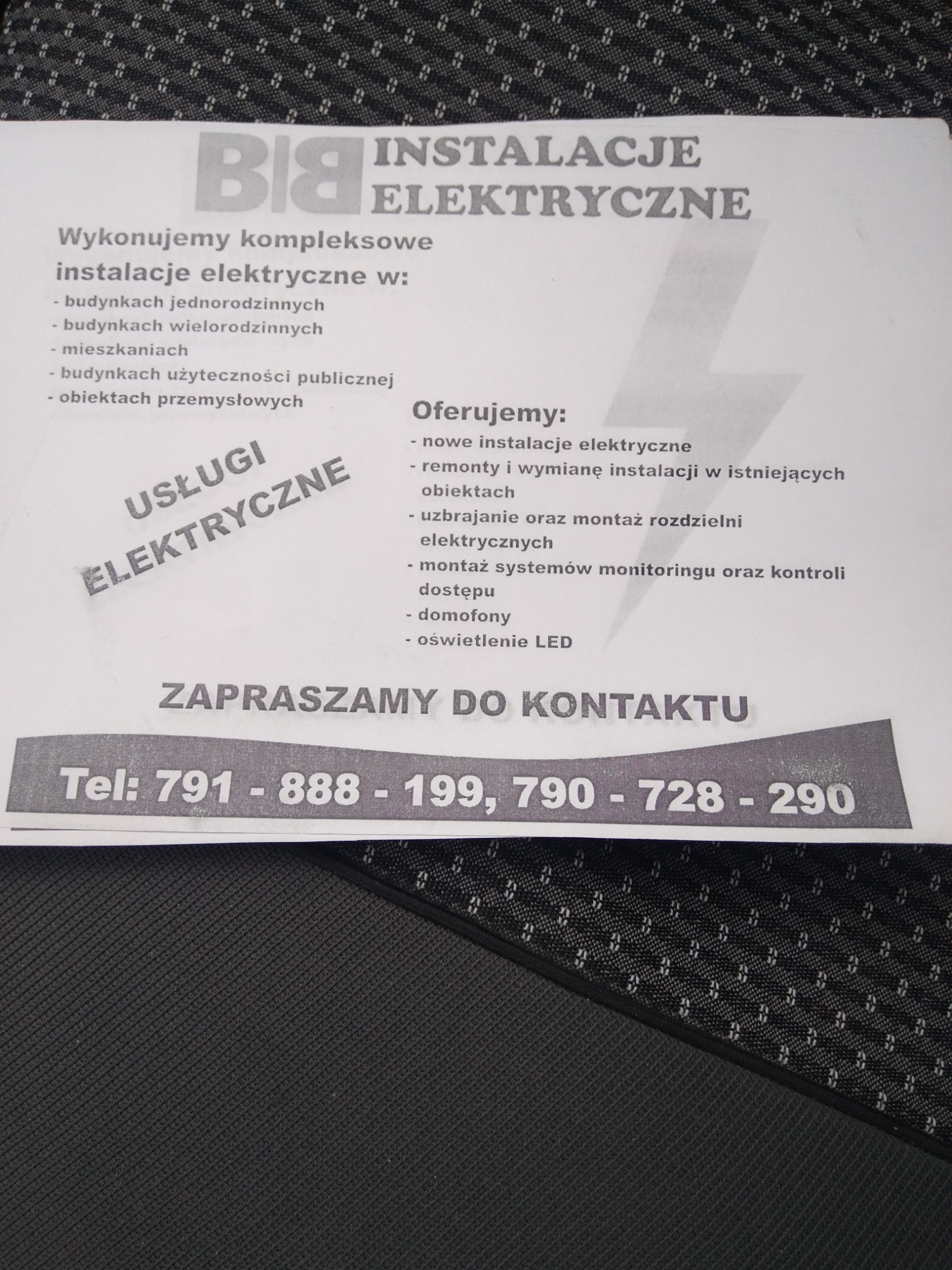 Ulotka reklamowa firmy oferującej kompleksowe usługi elektryczne w budynkach różnego typu, w tym montaż systemów monitoringu i kontroli dostępu, domofonów oraz oświetlenia LED, z podanym numerem...