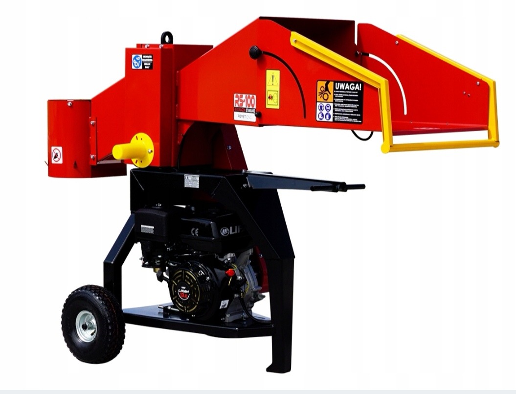 Czerwona rębarka do gałęzi z żółtymi elementami ochronnymi i czarnym silnikiem spalinowym na białym tle.