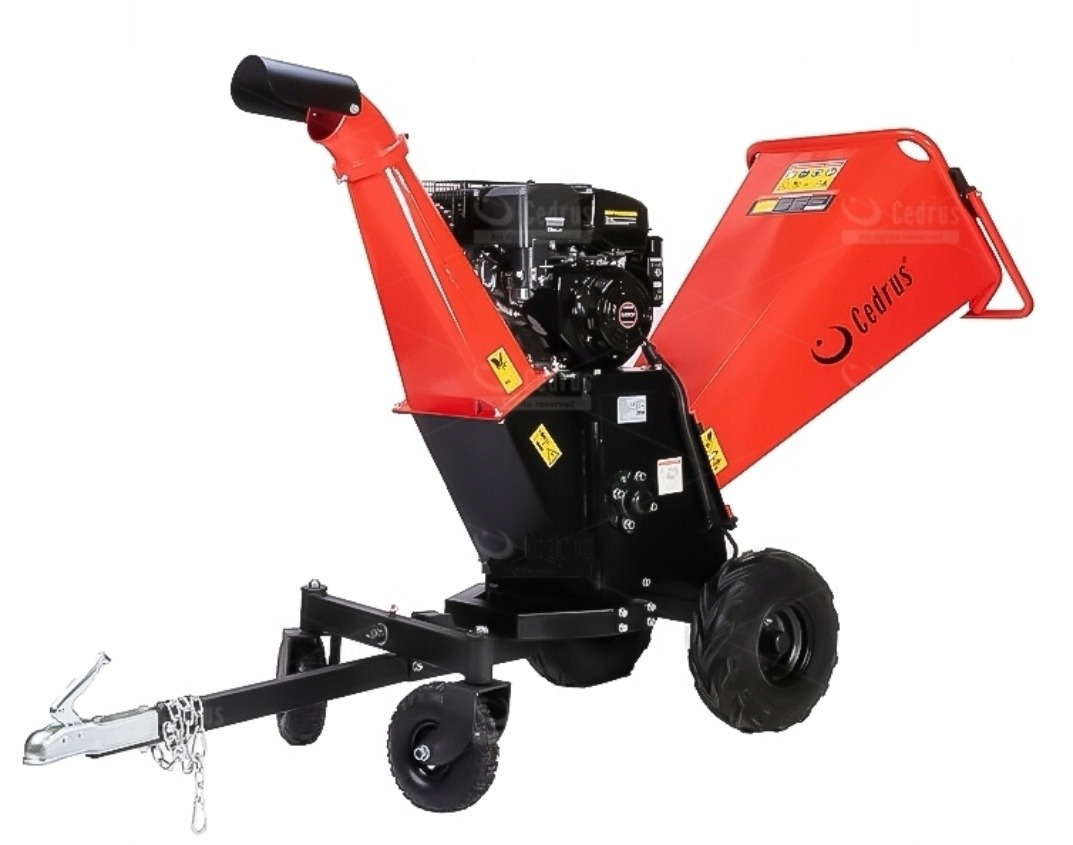 Czerwono-czarna rębarka do gałęzi na przyczepie, widok z boku na białym tle, z widocznym silnikiem i logiem Cedrus.
