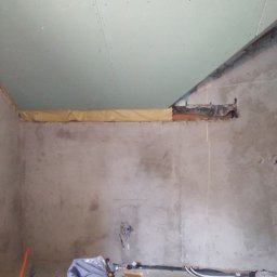 AUTOFIX - Montaż płyty karton gips na suficie w trakcie remontu w Prabutach. Widoczne niedoskonałości ściany i instalacje.