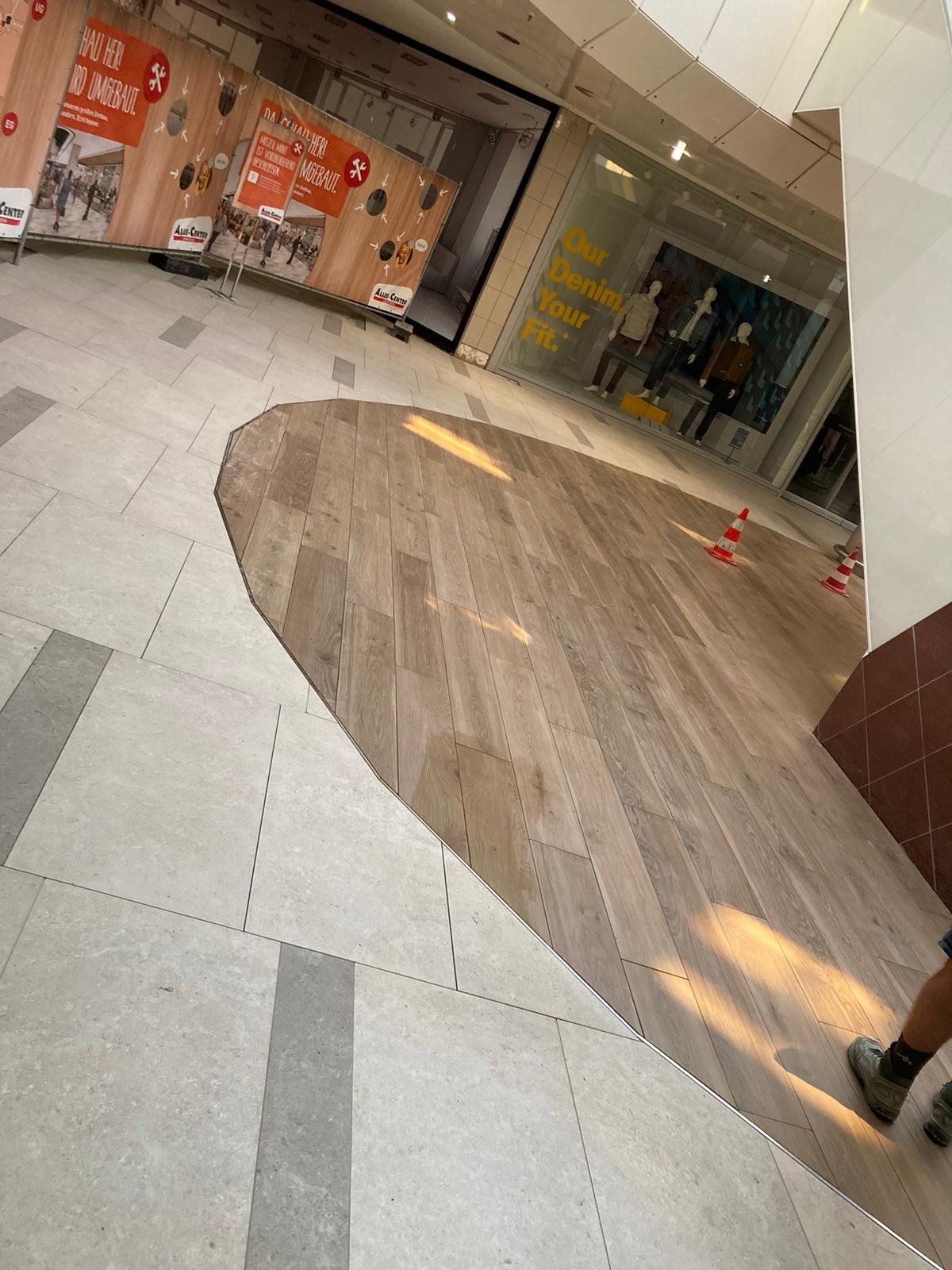 Korytarz w galerii handlowej Alee Center w Remscheid