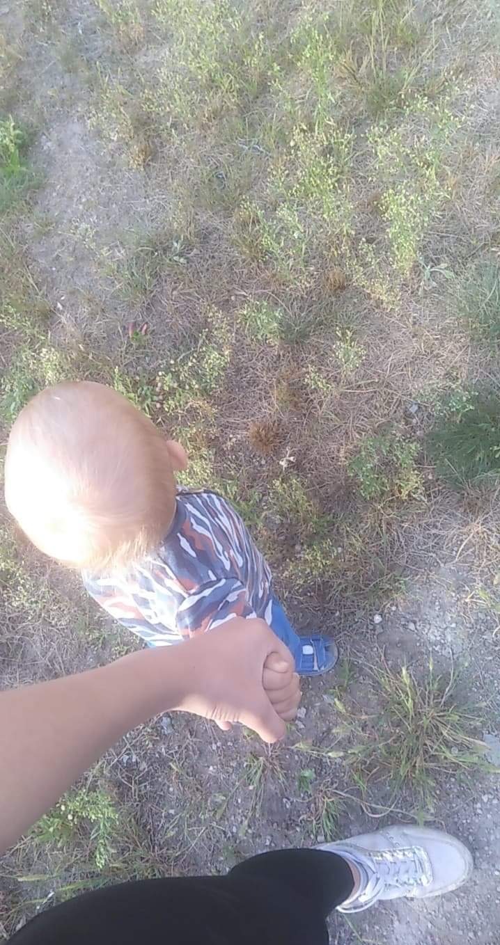 Spacerek z dwu latkiem w koło domu (rodzice prosili o pozostanie w obrębie działki)