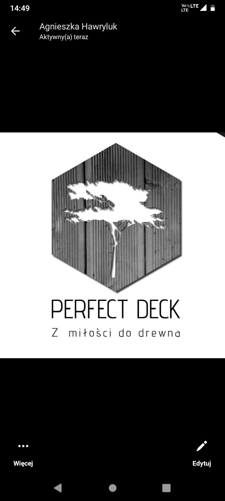 Logo firmy Perfect Deck z motywem drzewa wyciętym w desce w kształcie heksagonu, napis 'Z miłości do drewna' pod nazwą firmy.