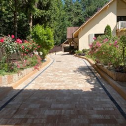 Wykonanie podbudowy pod kostkę brukową + ułożenie kostki brukowej