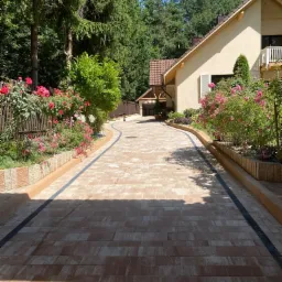 Wykonanie podbudowy pod kostkę brukową + ułożenie kostki brukowej