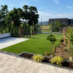 Kompleksowa realizacja ogrodu
Projekt + Wykonanie ogrodu tarasowego
- prace brukarskie
- prace ziemne
- mury oporowe
- deska kompozytowa 
- trawnik z rolki
- nawodnienie
- nasadzenie roślin