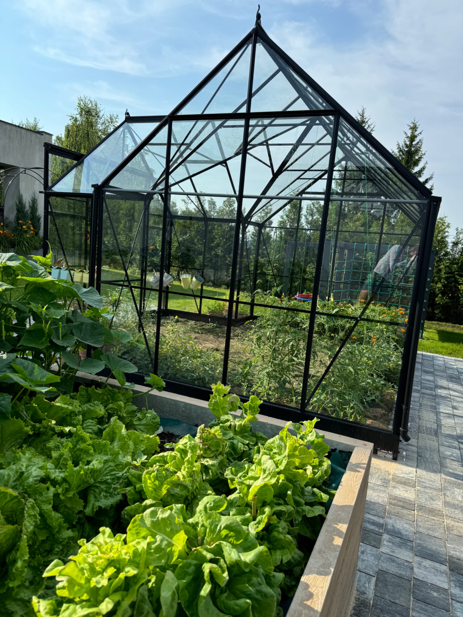 Wykonanie podbudowy i ułożenie kostki brukowej, montaż warzywniaków i szklarni