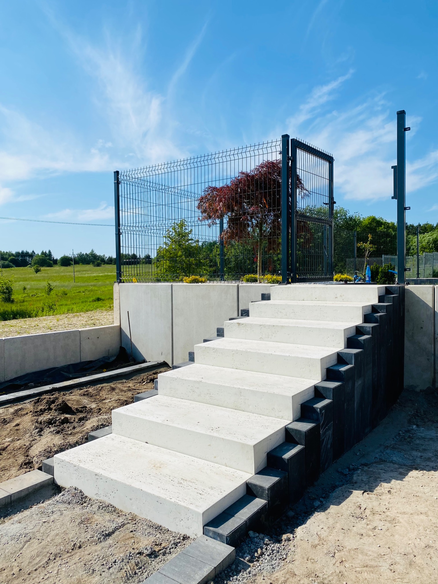 Wykonanie schodów z palisady i bloków schodowych alba ogrodzie w kompleksowej realizacji