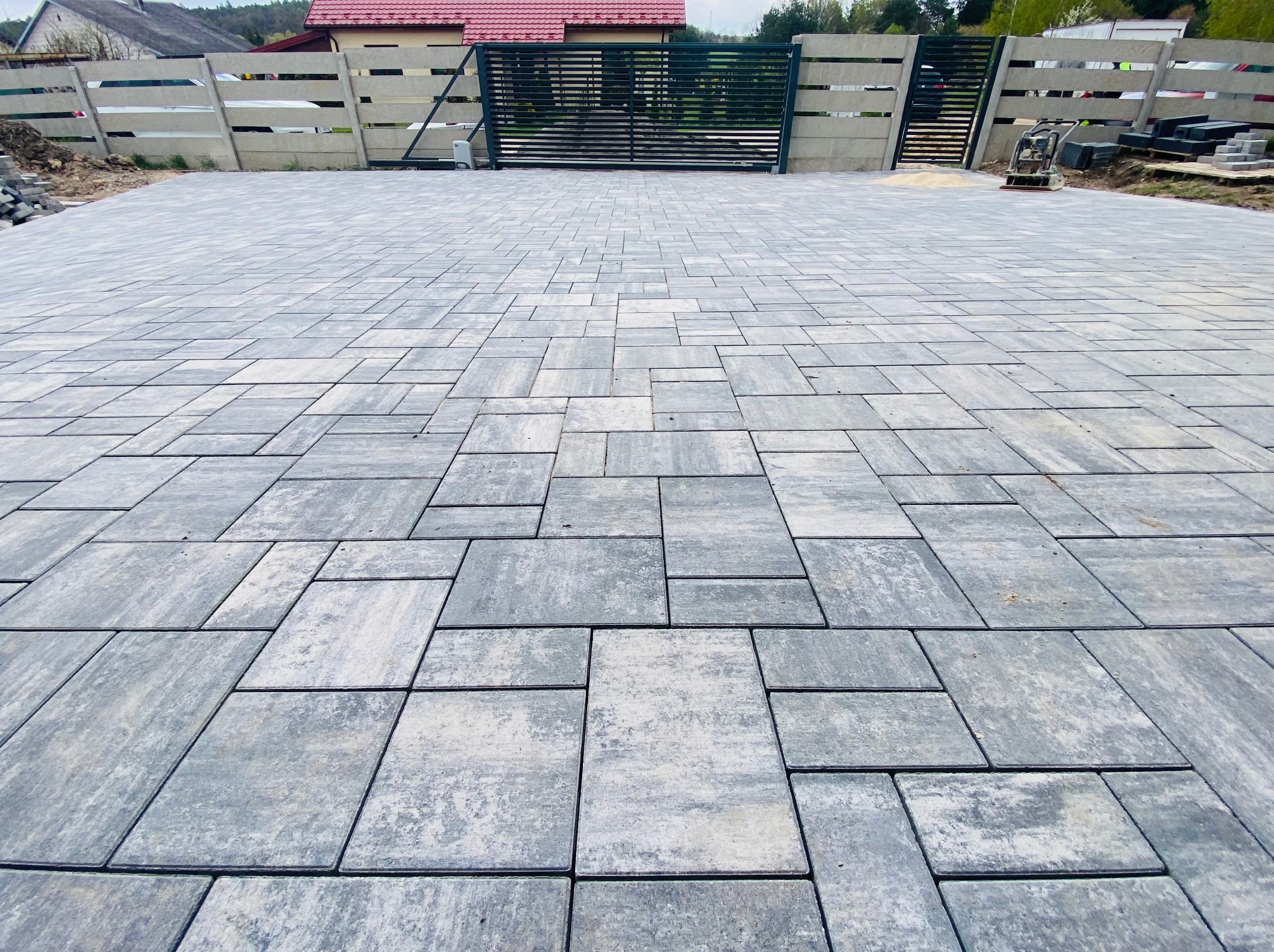 Wykonanie podbudowy + układanie kostki brukowej