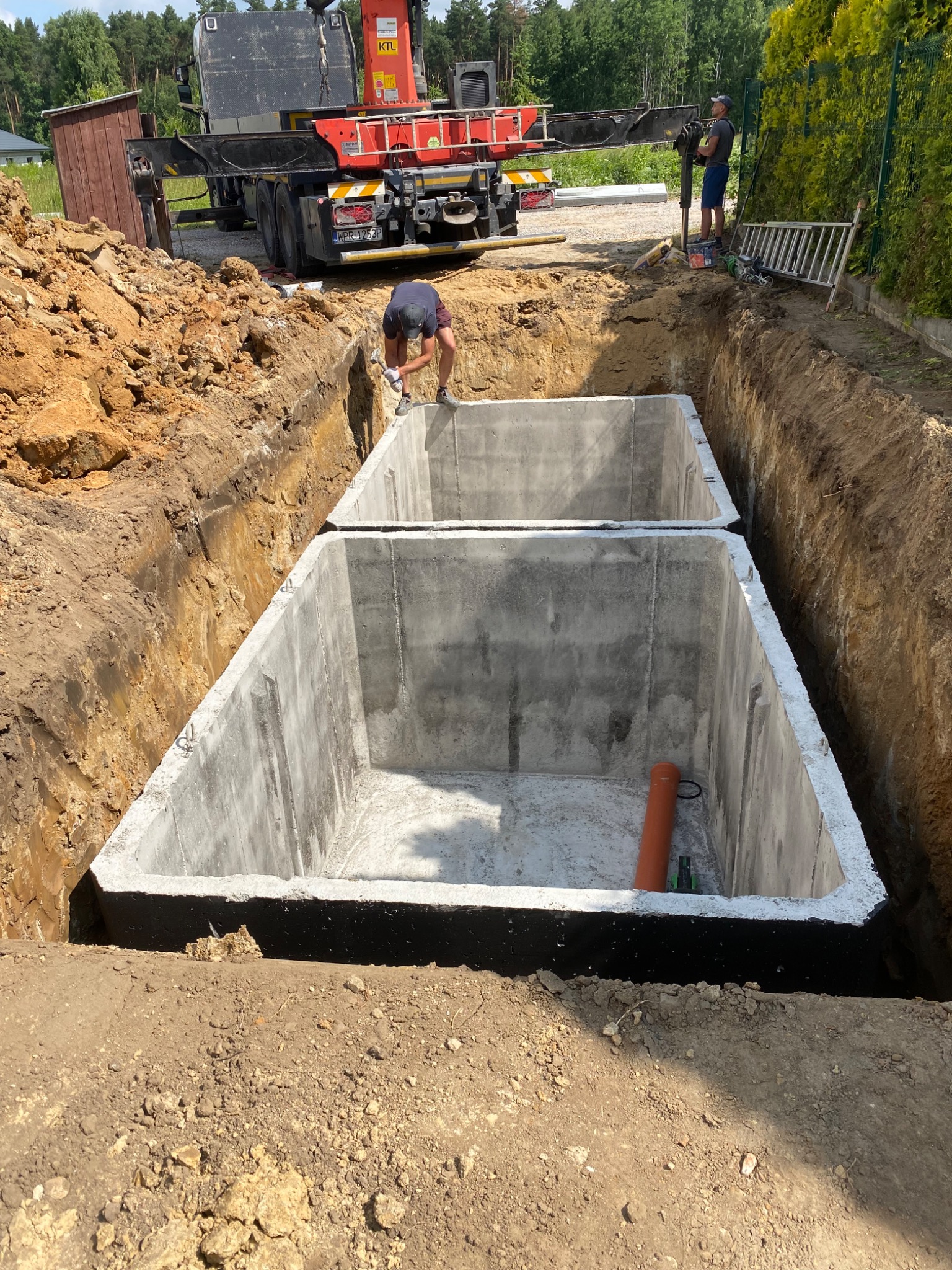 Wykop pod zbiorniki, zbiorniki, montaż, zasypanie.