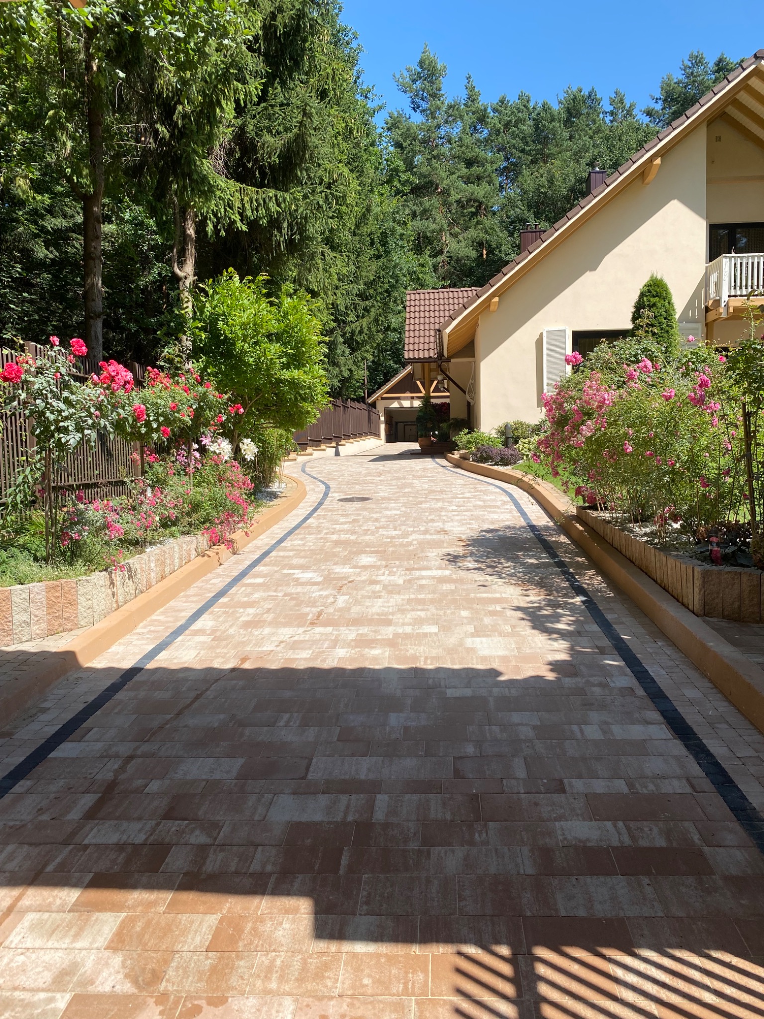 Wykonanie podbudowy pod kostkę brukową + ułożenie kostki brukowej