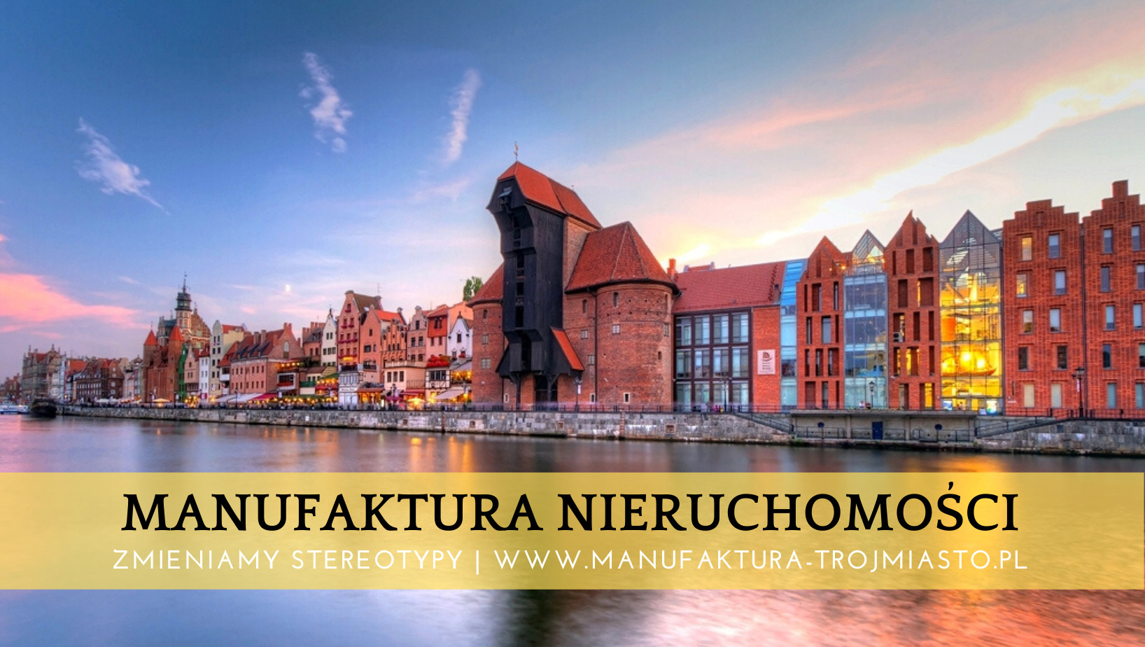 Panorama Gdańska z rzeką Motławą i charakterystycznym Żurawiem w wieczornym świetle, logo firmy 'Manufaktura Nieruchomości' na pierwszym planie.