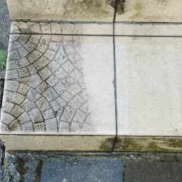 Czyszczenie schod&oacute;w z płytek - widoczna r&oacute;żnica między umytą a brudną częścią, z wodą u podstawy schod&oacute;w.