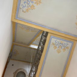 Rekonstrukcje zdobień klatki schodowej. Praga, Warszawa.