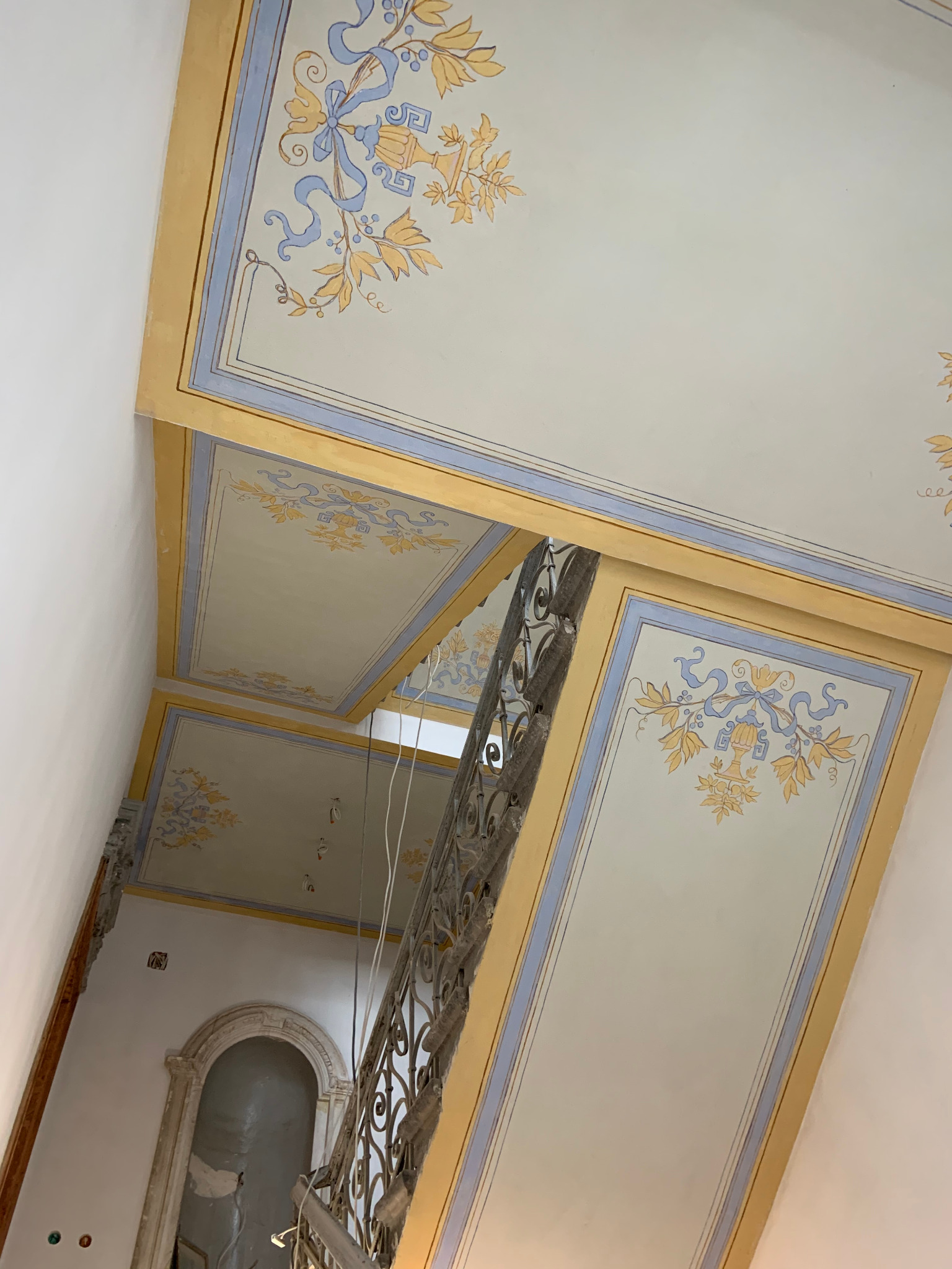 Rekonstrukcje zdobień klatki schodowej. Praga, Warszawa.