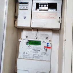SERWIS JACEK MARTA PIECZONKA - Skrzynka elektryczna z bezpiecznikami i licznikiem energii w Nowej Soli, widoczna karta wymiany licznika z datą 06.07.2020.