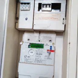 Skrzynka elektryczna z bezpiecznikami i licznikiem energii w Nowej Soli, widoczna karta wymiany licznika z datą 06.07.2020.