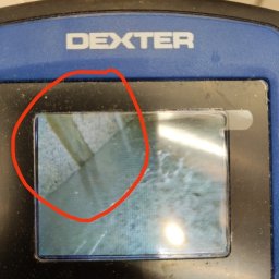 SERWIS JACEK MARTA PIECZONKA - Ekran kamery inspekcyjnej marki Dexter pokazuje wnętrze rury z widocznym zanieczyszczeniem i uszkodzeniem, prawdopodobnie podczas procesu udrażniania.