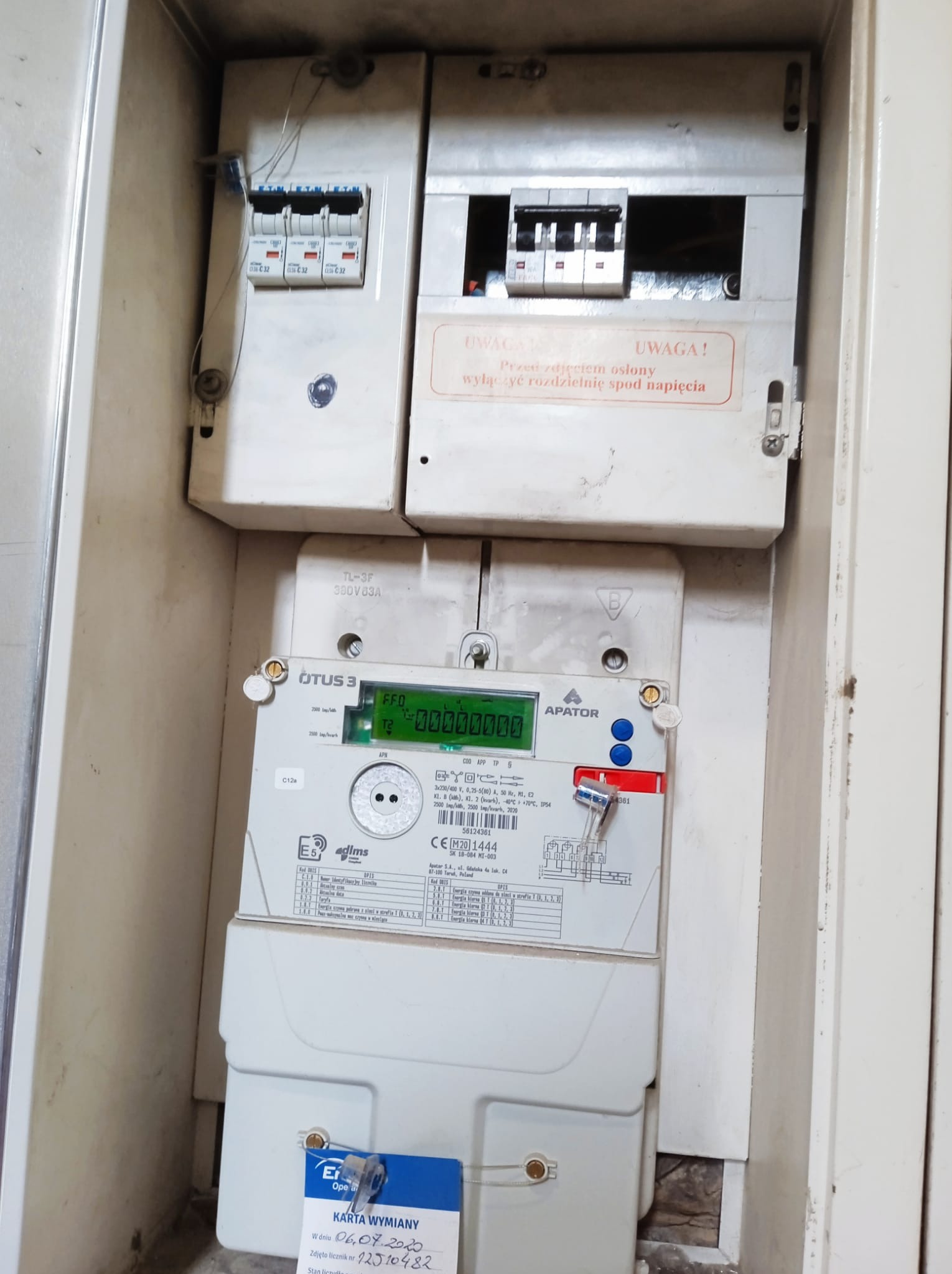 Skrzynka elektryczna z bezpiecznikami i licznikiem energii w Nowej Soli, widoczna karta wymiany licznika z datą 06.07.2020.