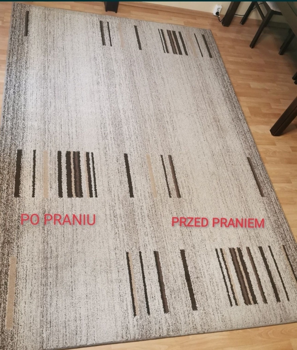 Dywan w odcieniach beżu i brązu z geometrycznym wzorem, widoczna różnica w czystości pomiędzy obszarem 'po praniu' a 'przed praniem'.