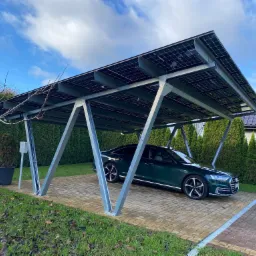 Konstrukcja wiaty z dachem solarnym.