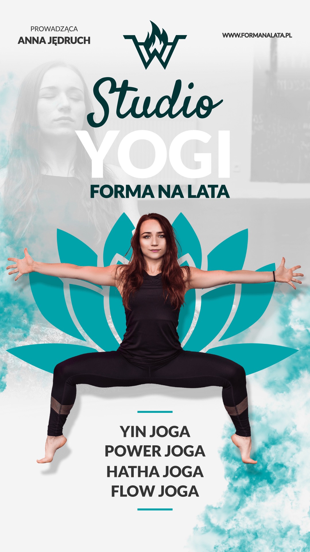 Kobieta w czarnym stroju sportowym wykonuje pozycję Malasana przed graficznym tłem z motywem lotosu i nazwą studia 'Studio Yogi Forma na Lata', z wymienionymi stylami zajęć: Yin, Power, Hatha, Flow.