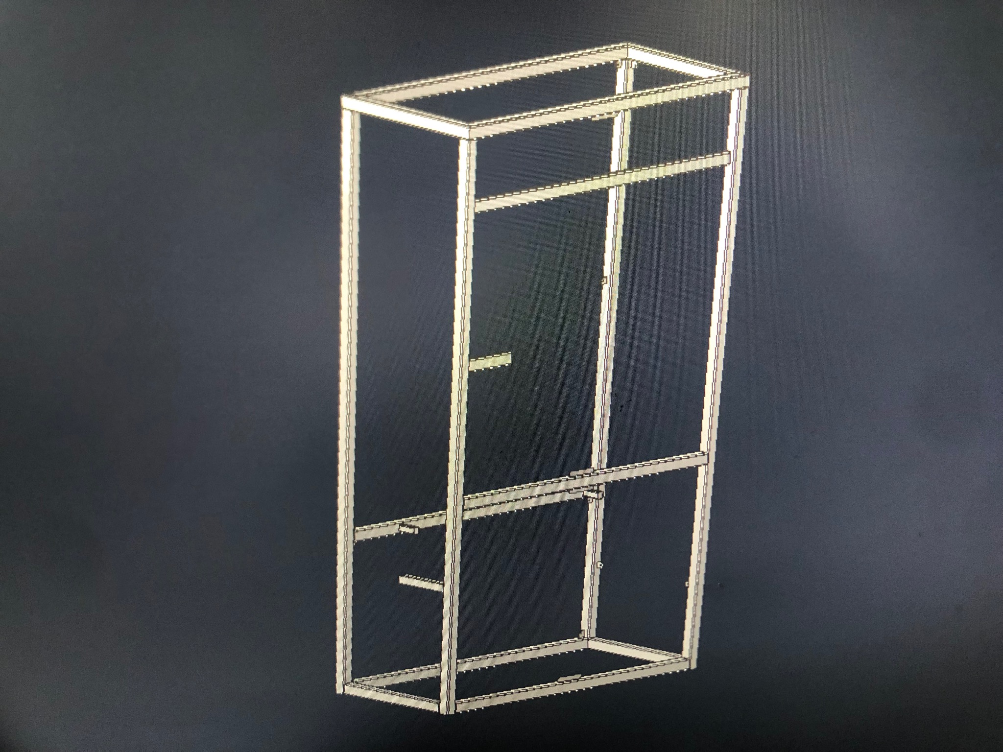 Szkic 3D metalowej konstrukcji szafy z półkami i drążkiem na ubrania, widok z perspektywy na ciemnym tle.