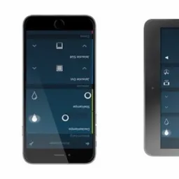 Dwa smartwatche, smartfon i tablet z interfejsem aplikacji do zarządzania domem, prezentujące funkcje sterowania oświetleniem, roletami i temperaturą.