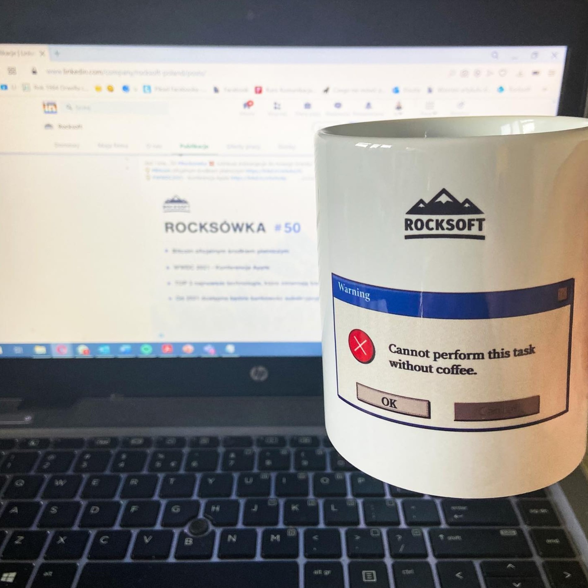 Krótki opis pracy programisty: Zmienia kawę w kod źródłowy.