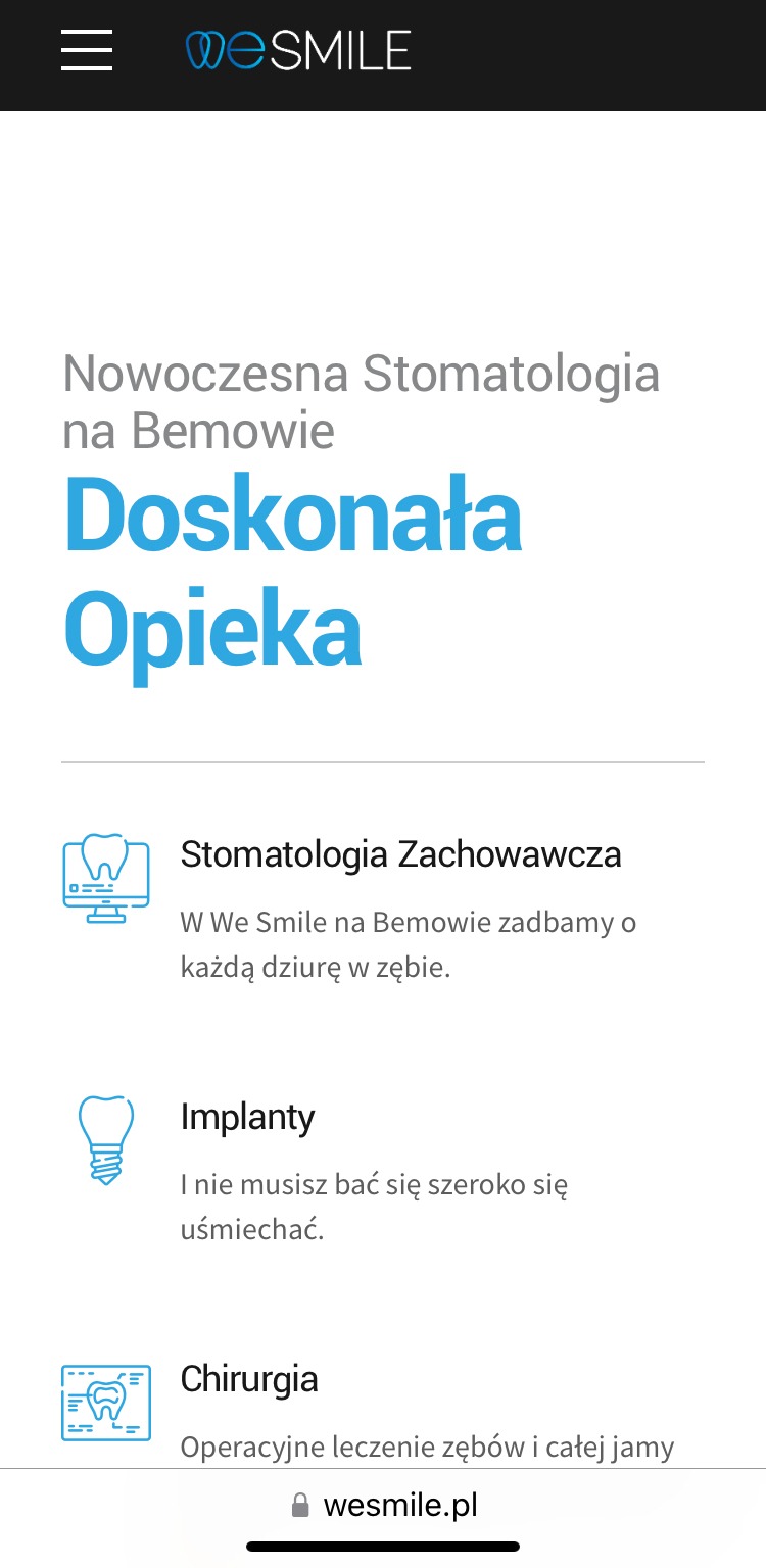 Ekran smartfona prezentujący responsywną stronę internetową gabinetu stomatologicznego WeSmile.pl, z widocznym menu, logo oraz sekcjami poświęconymi stomatologii zachowawczej, implantom i chirurgii.
