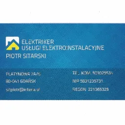 Wizytówka firmy elektrycznej: niebieskie tło, biały tekst, logo z symbolem domu z błyskawicą, dane kontaktowe, adres, NIP i REGON.