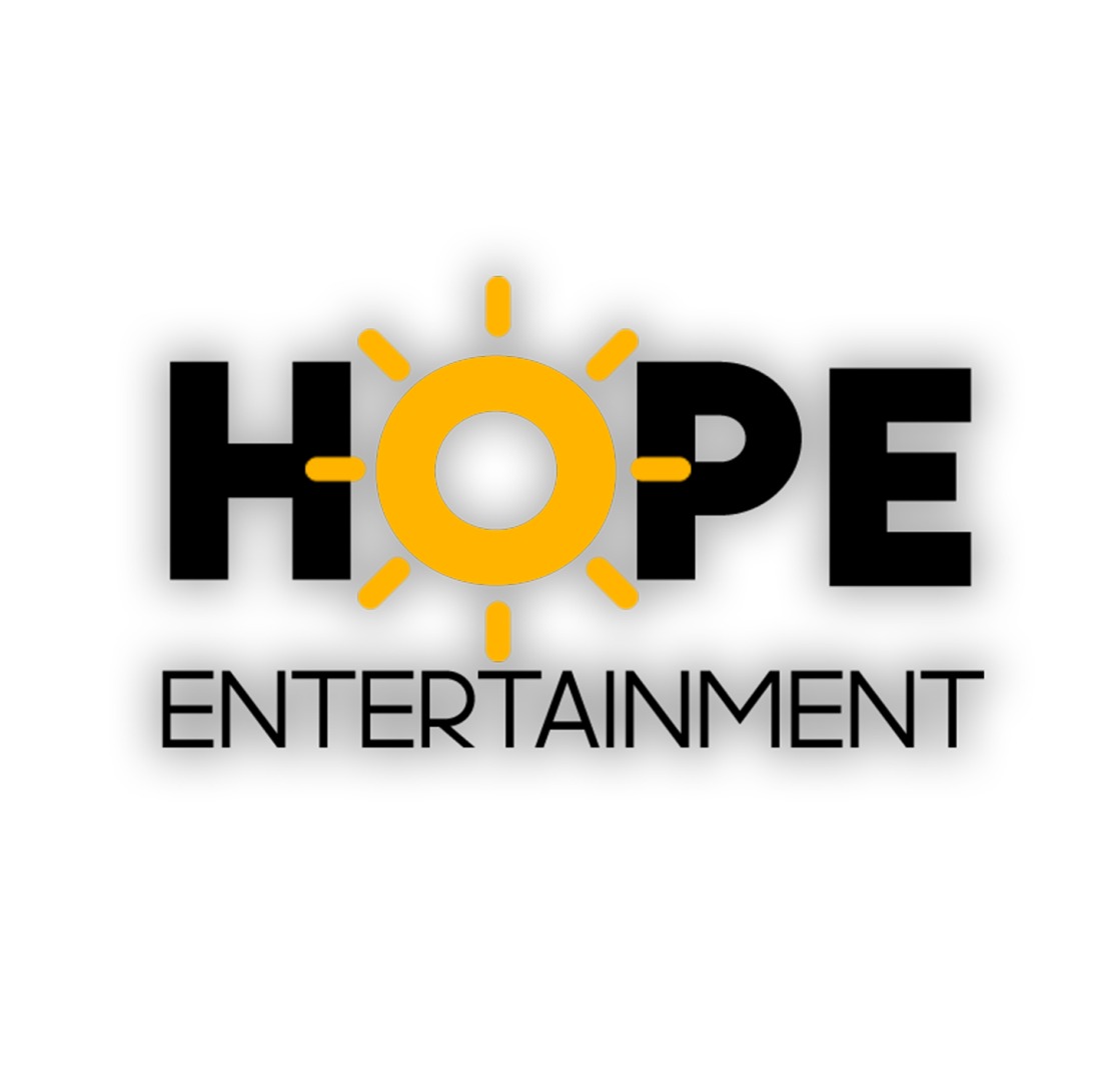 Logo firmy 'HOPE Entertainment' z czarnym napisem i żółtym okręgiem z promieniami zamiast litery 'O', na białym tle.