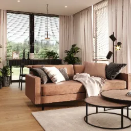 Jasne wnętrze salonu z brązową skórzaną sofą, drewnianymi stolikami kawowymi i dużymi oknami z widokiem na zieleń. Na sofie leżą dekoracyjne poduszki i pled. W tle widoczny stół jadalny i rośliny...