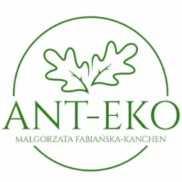 Zielone logo firmy ANT-EKO Małgorzata Fabiańska-Kanchen z motywem liści dębu w okręgu.