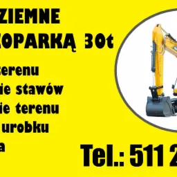 Żółte tło z czarnym tekstem 'ROBOTY ZIEMNE USŁUGI KOPARKĄ 30t' oraz listą usług i numerem telefonu; w prawym górnym rogu ilustracja żółtej koparki SANY w białym okręgu.