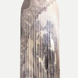 Długa, plisowana spódnica z wzorem paisley w odcieniach bieli, szarości i różu, prezentowana na neutralnym tle.