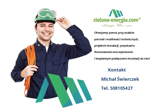 Uśmiechnięty monter w zielonym kasku i okularach ochronnych, trzymający pomarańczowy kabel, na tle reklamy firmy z branży odnawialnych źródeł energii.
