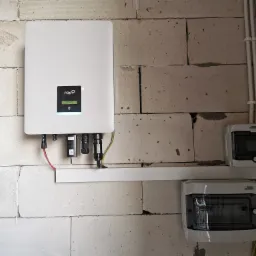 Falownik FoxESS do instalacji 6,5kW, zabezpieczenia DC i AC