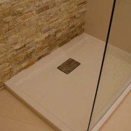 Brodzik w łazience ( wykonana cała łazienka od stanu developerskiego). Wykonanie ściany z kamienia elewacyjnego. 