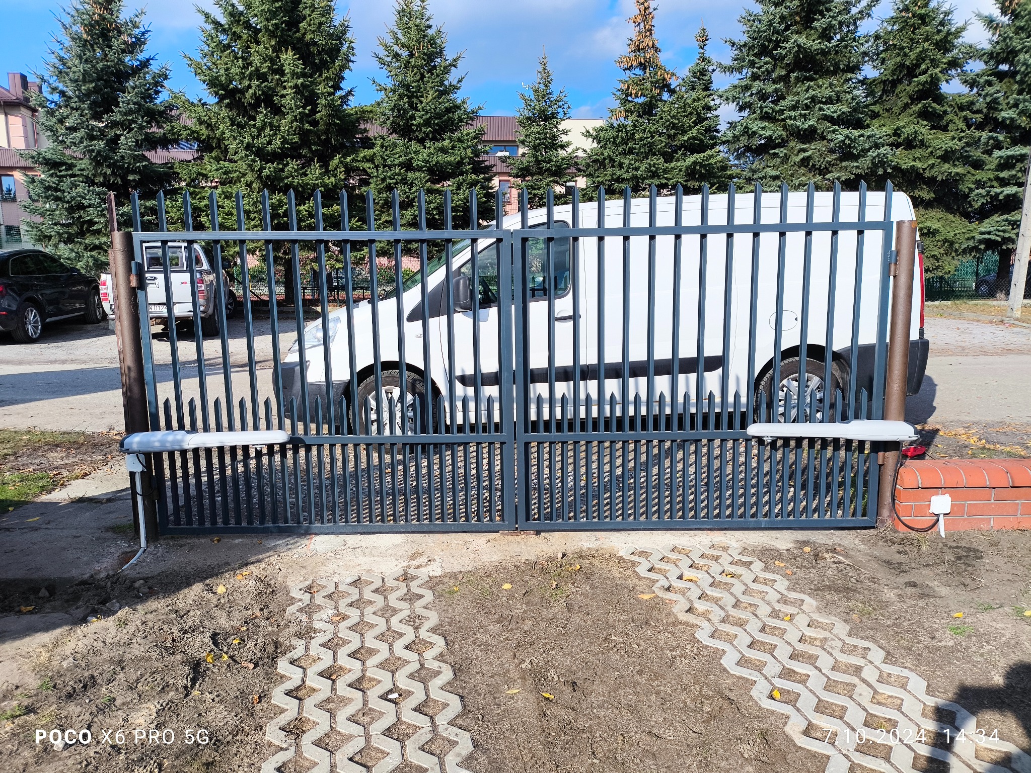 Montaż napędu Nice do bramy dwuskrzydłowej.