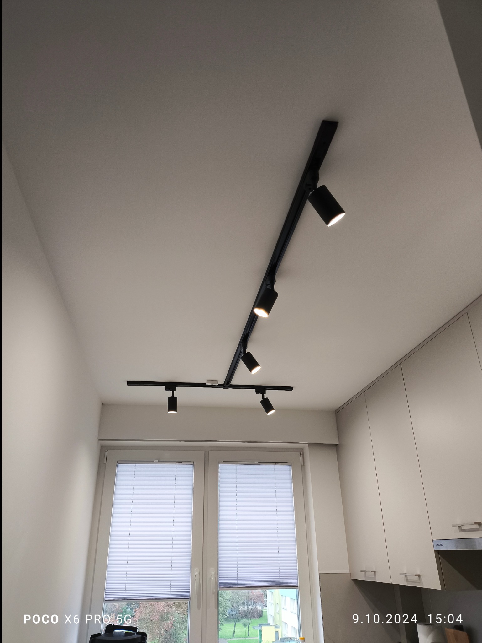 Montaż szyny oświetleniowej