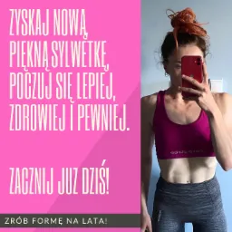 Kobieta w sportowym stroju, prezentująca wyrzeźbioną sylwetkę, robi selfie w Mostach. Plakat z informacjami o trenerce personalnej po lewej stronie.