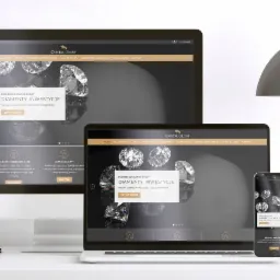 Responsywna strona internetowa Capital Group wyświetlana na monitorze, laptopie i smartfonie, prezentująca ofertę diament&oacute;w inwestycyjnych, oświetlona nowoczesną lampą biurkową.