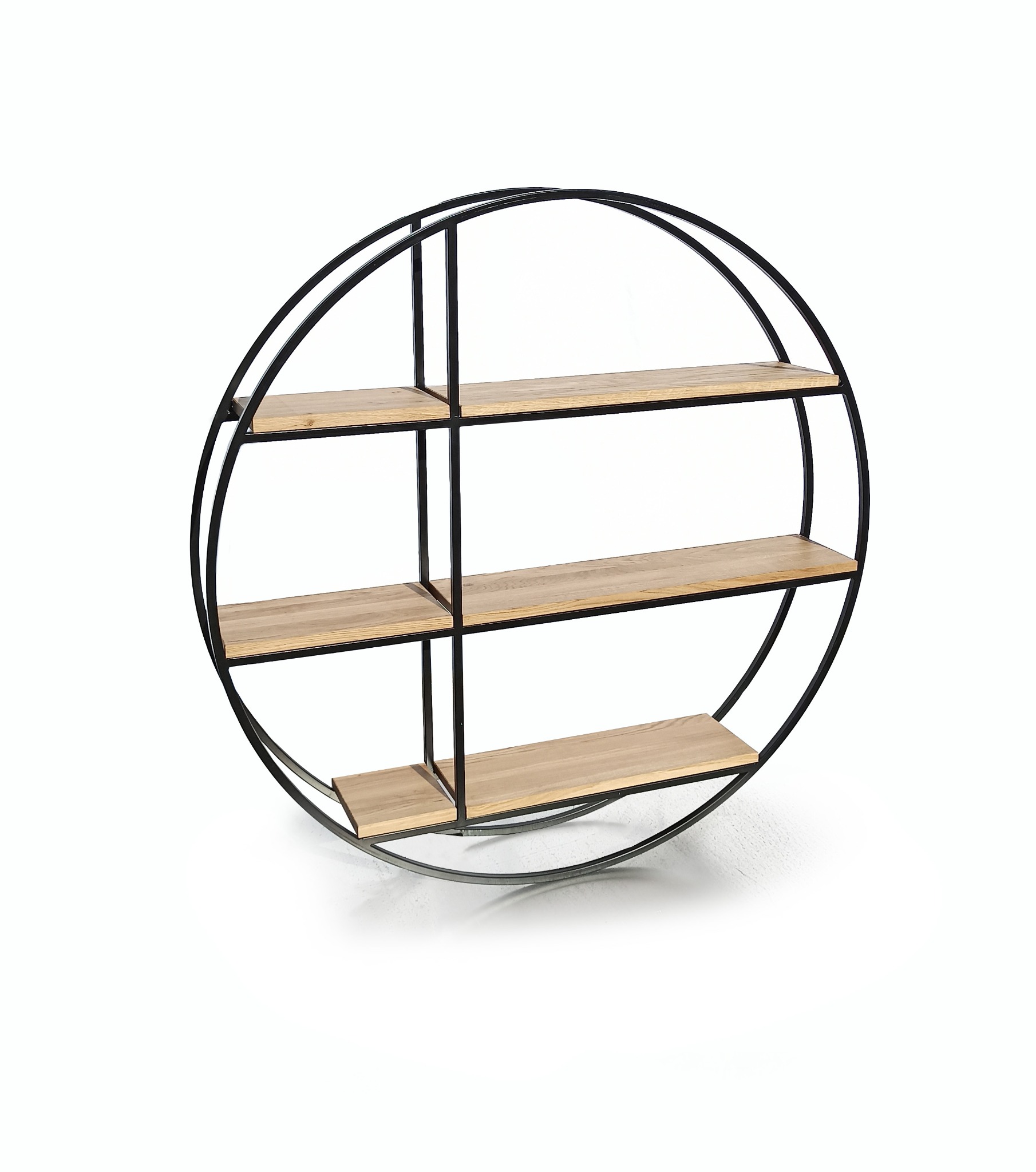 Okrągły regał metalowy z drewnianymi półkami, minimalistyczny design na białym tle.