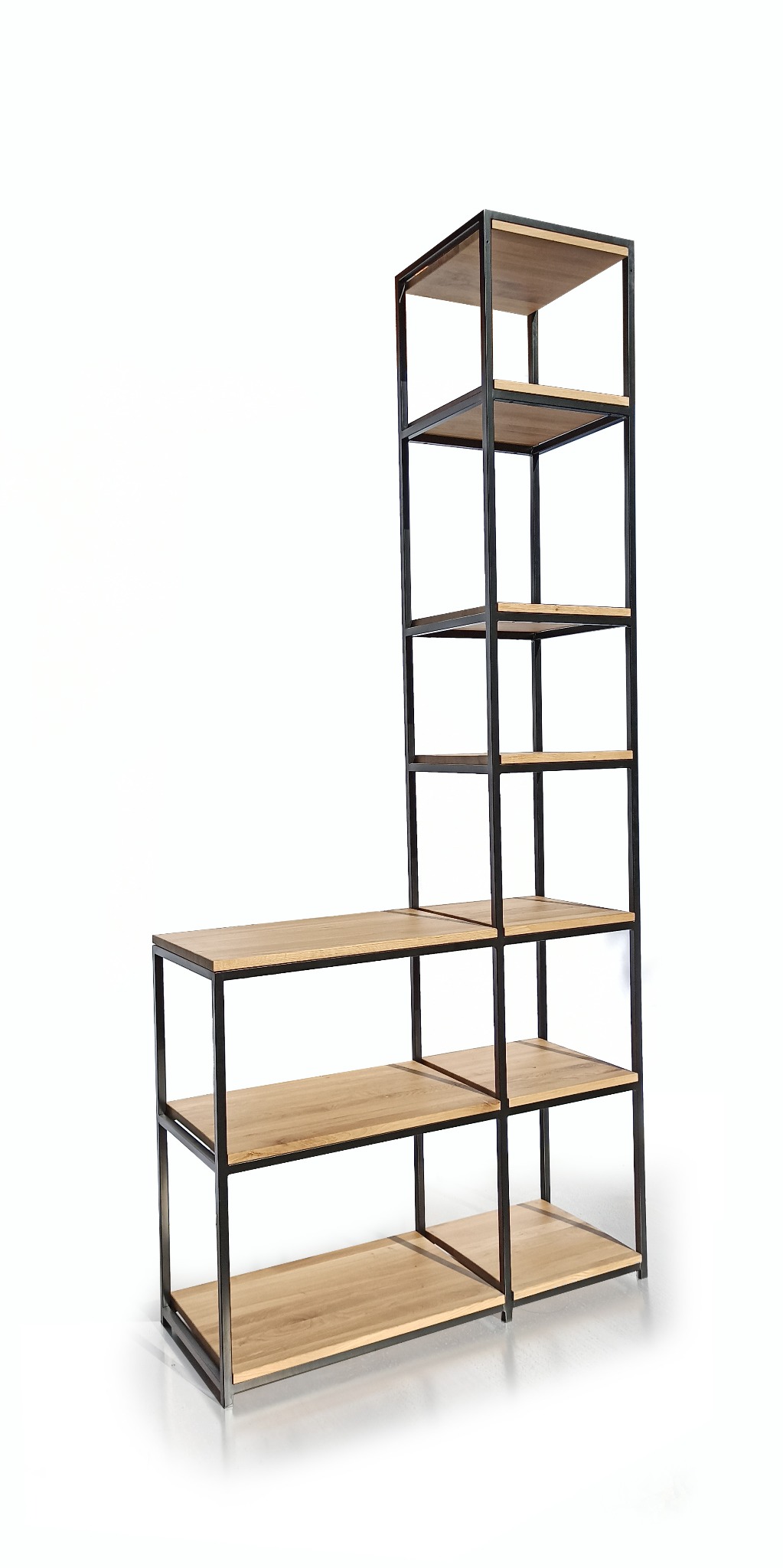 Regał metalowy z drewnianymi półkami, konstrukcja spawana, nowoczesny design, wysoki i wąski, na białym tle.