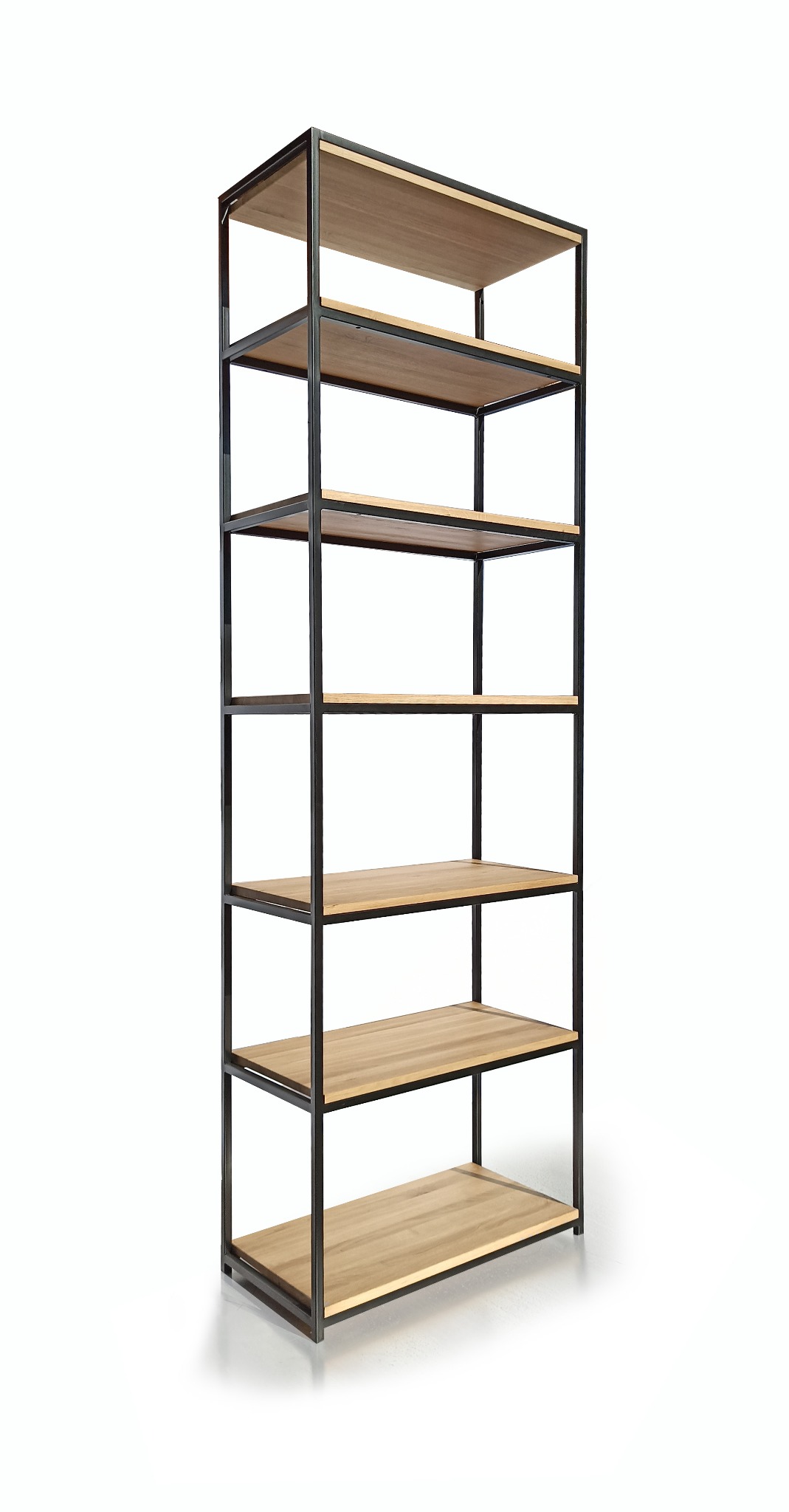 Wysoki regał z sześcioma półkami z jasnego drewna, osadzony w czarnej, metalowej ramie o minimalistycznym designie, sfotografowany na białym tle.