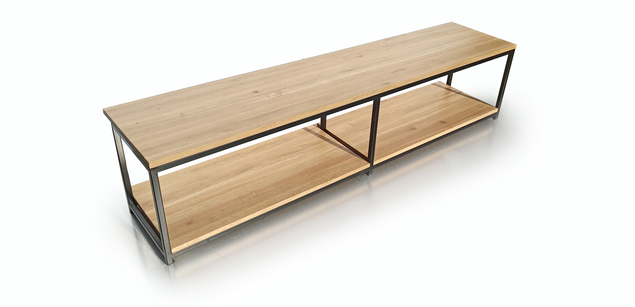 Stolik kawowy z dwiema półkami z jasnego drewna, osadzony na metalowej konstrukcji z czarnych profili, widoczny na białym tle z lekkim refleksem.
