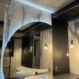 Space Job s.c - Nowoczesna łazienka w Warszawie z marmurowymi ścianami, podwieszanymi lampami i umywalkami w kształcie mis, odbicie w lustrze ukazuje dalszą część wnętrza.